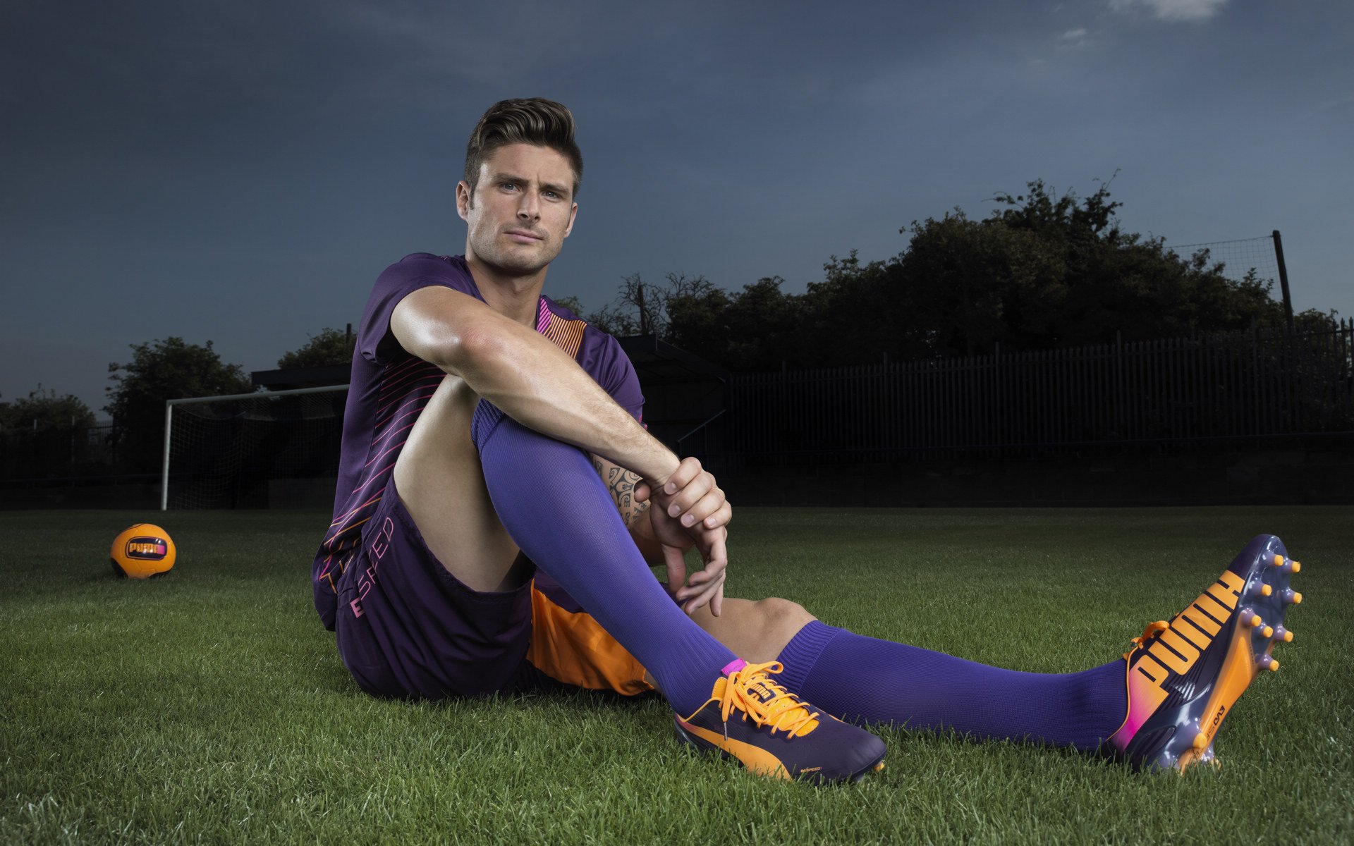 球迷原创歌曲走红成为比赛现场打气助威的重要标志，球迷经常唱的歌