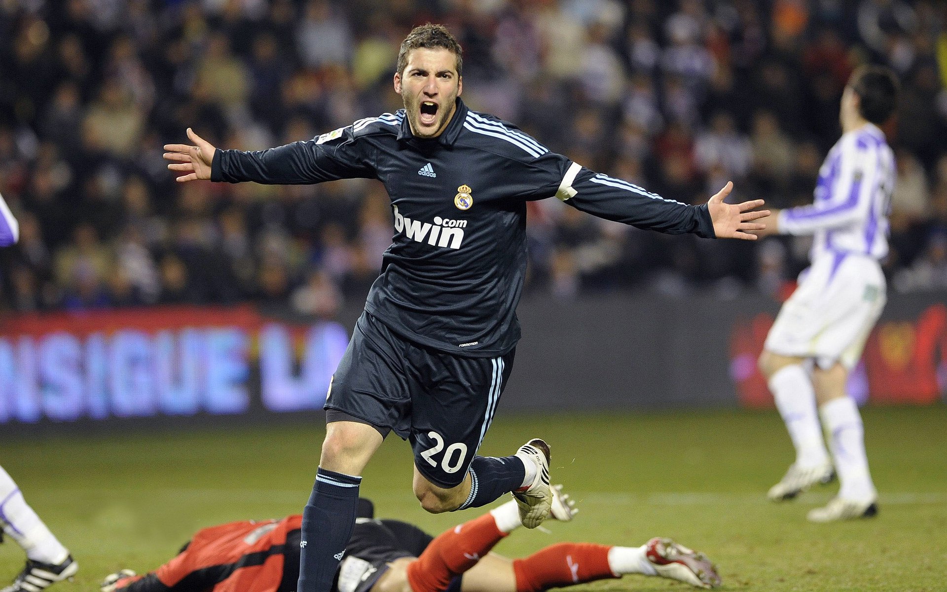 世界杯刺激夜：精彩瞬间频频到来！，世界杯精彩比赛